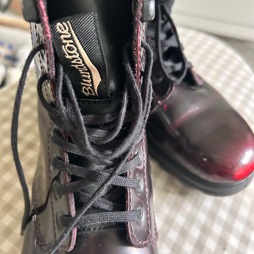 Blundstone Women's Lace Up Boots - burgundy patent leather with burnished toe - Picture 4 of 5